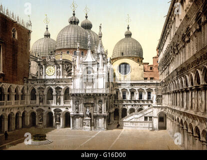 Le doge's Palace est un palais construit en style gothique vénitien, et l'un des principaux monuments de la ville de Venise. La partie la plus ancienne du palais est la façade donnant sur la lagune, les coins sont décorés de sculptures du 14ème siècle par Filip Banque D'Images