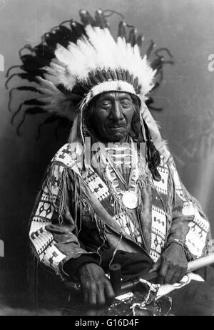 Red Cloud, chef holding calumet de la paix, vers 1900. Red Cloud (1822 - 10 décembre 1909) était un puissant chef de guerre et un chef de l'Oglala Lakota. L'Oglala Lakota Oglala Sioux ou sont l'un des sept sous-tribus du peuple Lakota, qui, avec l'e Banque D'Images