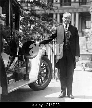 Le président Coolidge avec sa main droite sur pièce de l'équipement radio utilisé sur les automobiles au cours de la campagne, 1924. John Calvin Coolidge, Jr. (4 juillet 1872 - 5 janvier 1933) fut le 30e président des États-Unis (1923-1929). Un avocat républicain de Banque D'Images