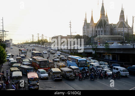 PHILIPPINES, Manille, le trafic lourd à Quezon City pendant les heures de pointe, Iglesia Ni Cristo, INC Temple Central / PHILIPPINEN, Manille, Verkehr à Quezon City, Iglesia Ni Cristo, INC Temple Central Banque D'Images