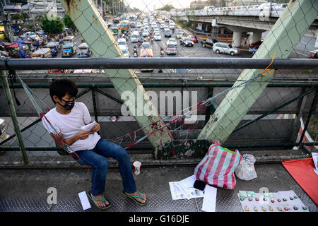 PHILIPPINES, Manille, le trafic lourd à Quezon City pendant les heures de pointe, vendeur de rue sur la vente du pont se bloque / PHILIPPINEN, Manille, Verkehr à Quezon City, in Fussgängerbrücke Strassenverkaeufer Banque D'Images