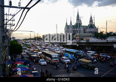 PHILIPPINES, Manille, le trafic lourd à Quezon City pendant les heures de pointe, Iglesia Ni Cristo, INC Temple Central / PHILIPPINEN, Manille, Verkehr à Quezon City, Iglesia Ni Cristo, INC Temple Central Banque D'Images