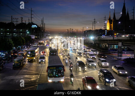 PHILIPPINES, Manille, le trafic lourd à Quezon City pendant les heures de pointe, Iglesia Ni Cristo, INC Temple Central / PHILIPPINEN, Manille, Verkehr à Quezon City, Iglesia Ni Cristo, INC Temple Central Banque D'Images