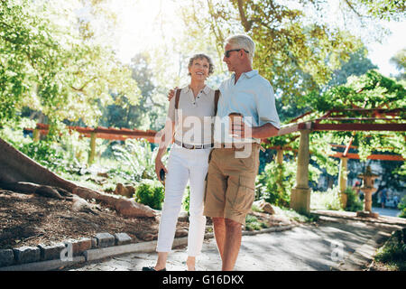 Portrait d'un couple aimant profiter d'une promenade dans le parc ensemble. Balades touristiques dans un parc. Banque D'Images