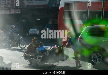 PHILIPPINES, Manille, Quezon City, sans abri famille avec panier sur la route / PHILIPPINEN, Manille, Quezon City, obdachlose Familie mit einem Karren auf der Strasse Banque D'Images
