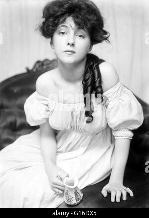 Nesbit vers 1900 à un moment où elle a été portée à l'atelier par Stanford White d'être photographiés par Gertrude Kasebier. Florence Evelyn Nesbit (Décembre 25, 1884 - janvier 17, 1967) était une fille populaire américain chorus et les modèle. Au début par Banque D'Images