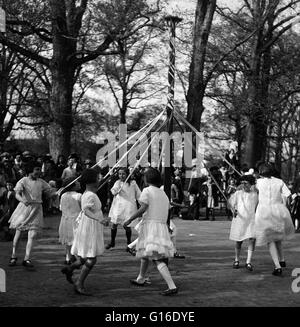 Intitulé : 'les terrains de jeu, jour de mai. Peut pole dance.' Maypole danse est une forme de danse folklorique de l'Allemagne, l'Angleterre et la Suède. Il y a deux formes. La première et la plus populaire se compose de danseurs qui exécutent des danses cercle autour d'une hauteur de 14 mètres, Garland-po Banque D'Images