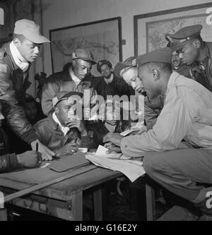 Intitulé : 'à Ramitelli Tuskegee Airmen, Italie' montre plusieurs aviateurs de Tuskegee. Première rangée, de gauche à droite : aviateur non identifiés ; Jimmie D. Wheeler (avec lunettes) ; Emile G. Clifton (casquette) San Francisco, CA, classe 44-B. Debout, de gauche à droite : Ronald W. R Banque D'Images