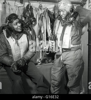 Intitulé : "Les membres de la 332e Fighter Group en Italie, Ramitelli" montre de gauche à droite, William A. Campbell, Tuskegee, AL, la classe 42-F ; Thurston L. Gaines, Jr., Freeport, NY, classe 44-G. Les aviateurs ont été Tuskegee le premier Afro-Américain aviateurs militaires Banque D'Images