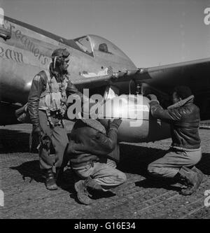 Intitulé : 'Gleed et deux aviateurs, Ramitelli Tuskegee non identifiés, de l'Italie' Tuskegee airman montre Edward C. Gleed, Lawrence, KS, classe 42-K, avec deux membres de l'équipage non identifiés d'un réglage de 75 externes gallon réservoir goutte sur l'aile d'un P-5/D, 'Creamer's Banque D'Images