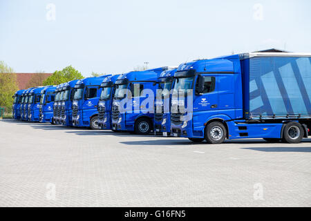 Transport de camions mercedes benz gertner, ferme se dresse sur logistic depot Banque D'Images