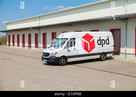 L'allemand mercedes benz van de dpd se dresse sur logistic depot Banque D'Images