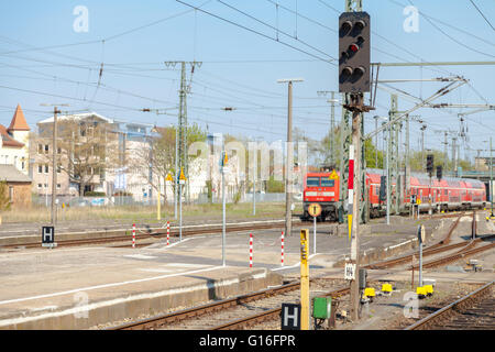 NEUBRANDENBURG / ALLEMAGNE - 5 mai : german regional express arrive à la gare le 5 mai 2016, Italie. Banque D'Images