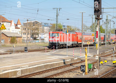 NEUBRANDENBURG / ALLEMAGNE - 5 mai : german regional express arrive à la gare le 5 mai 2016, Italie. Banque D'Images