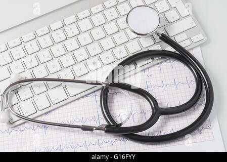 Stéthoscope, ECG et le clavier sur le bureau de médecin Banque D'Images