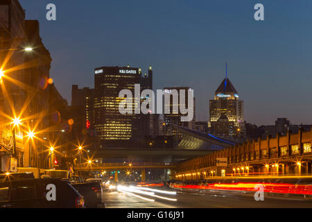 SMALLMAN STREET DISTRICT DOWNTOWN SKYLINE PITTSBURGH PENNSYLVANIA USA Banque D'Images