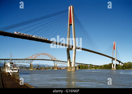 Les ponts sur la rivière Fraser, New Westminster à Surrey, Colombie-Britannique, Canada - Skytrain sur SkyBridge, pont Pattullo derrière Banque D'Images