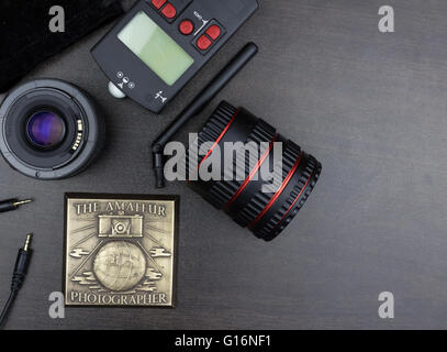 Vue de dessus d'équipement photographique libre isolé sur table marron Banque D'Images