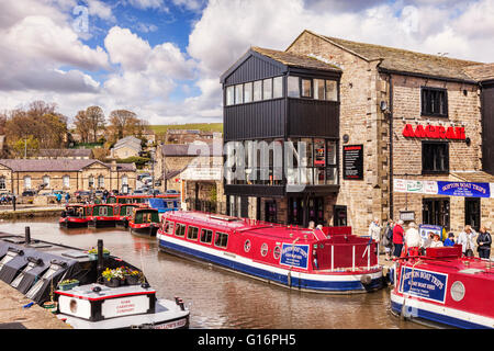 Narrowboats sur le Leeds et Liverpool Canal à Skipton, North Yorkshire, England, UK Banque D'Images