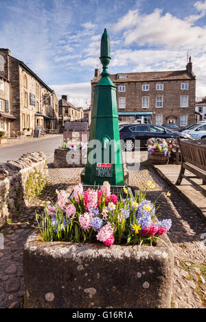 Pompe à eau restauré dans le village de Skipton, Yorkshire Dales National Park, North Yorkshire, England, UK Banque D'Images