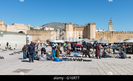 La place du marché dans une ancienne de Fès, Maroc Banque D'Images