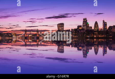 Londres moderne cityscape pendant le coucher du soleil Londres moderne cityscape pendant le coucher du soleil