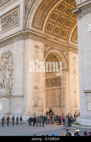 Une cérémonie du souvenir sous l'Arc de Triomphe à Paris, France Banque D'Images