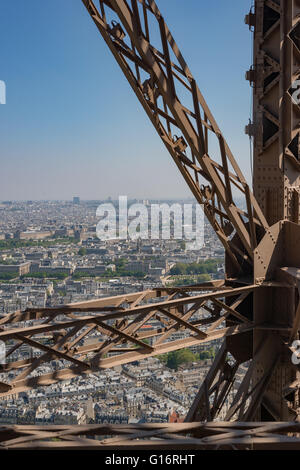 Vue aérienne de paris pris des remontées mécaniques à l'intérieur de la tour eiffel. montrant la ville prospère rues de paris ci-dessous. à l'intérieur de la structure de la tour Eiffel Banque D'Images