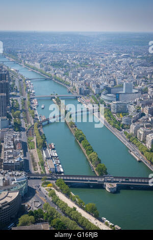 Vue aérienne à la sud sur la Seine, prise depuis le sommet de la Tour Eiffel à Paris, France Banque D'Images