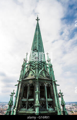 Clocher de la cathédrale Saint-Pierre de Genève, Suisse présentant une architecture complexe et des détails de conception historique. Genève. Suisse Banque D'Images