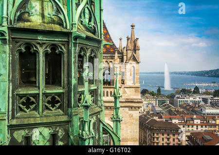 Vue aérienne à couper le souffle sur le lac de Genève et Jet d'eau depuis la tour de la Cathédrale Saint Pierre, Genève, Suisse Banque D'Images