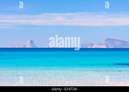 Les îles de Es Vedra et es Vedranell d'Ibiza, à partir de la Cala Saona. Formentera (Baléares). Banque D'Images