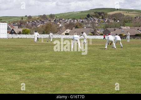 Village anglais de cricket avec bowler offrant à un batteur Banque D'Images