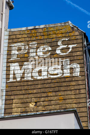 Une ancienne Enseigne peinte pour une tarte et Mash shop en Angleterre. Banque D'Images