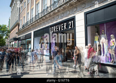 Shoppers floue in London's Oxford Street par le magasin Forever 21 Banque D'Images