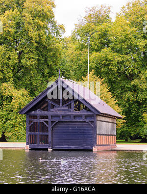 Le serpentin d'un hangar à bateaux à Hyde Park, Londres, UK Communiqué de modèle : N° des biens : Non. Banque D'Images