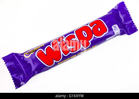 Londres, UK - 6 mai 2016 : une emprise Wispa barre de chocolat fabriqués par Cadbury, photographié sur un arrière-plan uni, blanc sur 6t Banque D'Images