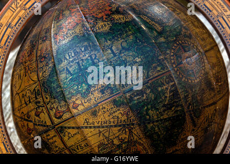 Close up of vintage retro world globe en montage en bois Banque D'Images