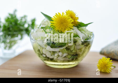 Salade de chou chinois sur la table Banque D'Images