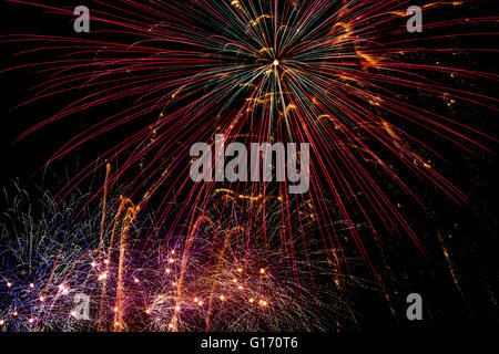 Feu d'artifice le soir à Himley Hall Park, Dudley, West Midlands, Royaume-Uni. Banque D'Images