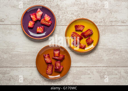 Betterave Gravalax de saumon - guéri avec sel, poivre et de betterave, sur plaques colorées Banque D'Images