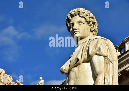 Détail de Dioskouri statue en marbre antique de la colline du Capitole Square balustrade, conçu par Michelangelo Banque D'Images