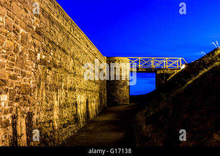 Promenade le long d'un mur de château nuit Banque D'Images