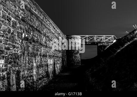 Promenade le long d'un mur de château nuit Banque D'Images