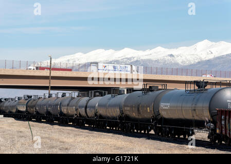 Les wagons-citernes et de l'autoroute dans la vallée du lac salé de l'Utah. Banque D'Images