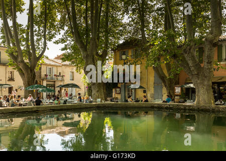 Cafés installé autour de bassin de l'étang dans le village de Cucuron, Luberon, Vaucluse, Provence-Alpes-Cote d'azur , france Banque D'Images