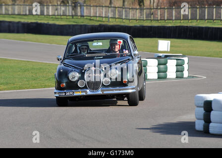 Jaguar Mk2 voiture de course sur la voie à Goodwood Banque D'Images