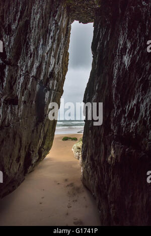 Grotte de rochers blancs, Portrush, l'Irlande du Nord. Banque D'Images