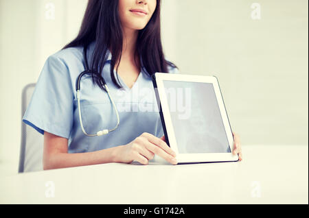 Close up of doctor showing x-ray on tablet pc Banque D'Images