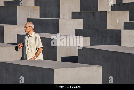 Syndicat en passant par les blocs du Mémorial aux Juifs assassinés d'Europe à Berlin, Allemagne. Banque D'Images